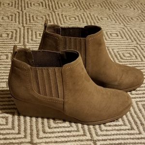 dv8 bria wedge bootie
